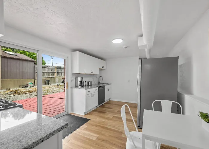 Bloomfield F Stylish Cozy Private Bedroom, Shared Bathroom, With Free Parking * Pittsburgh