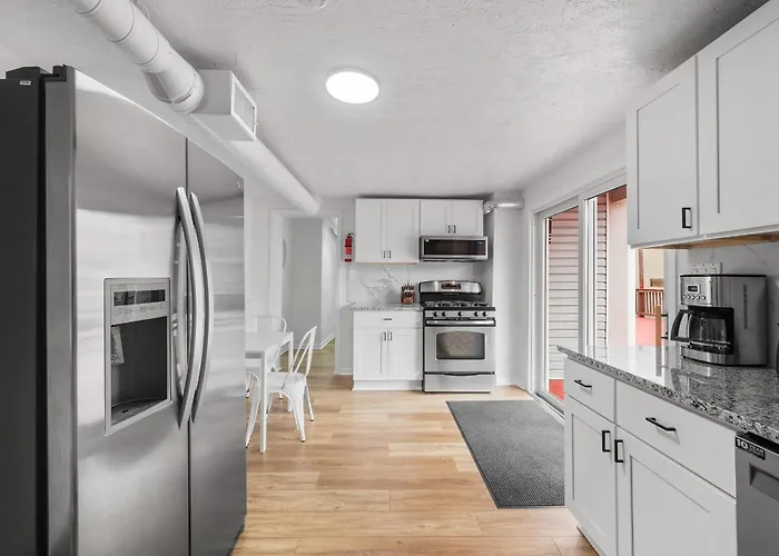 Bloomfield F Stylish Cozy Private Bedroom, Shared Bathroom, With Free Parking Pittsburgh
