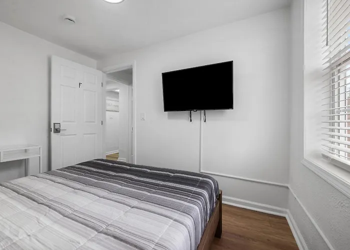 Bloomfield F Stylish Cozy Private Bedroom, Shared Bathroom, With Free Parking Privatunterkunft